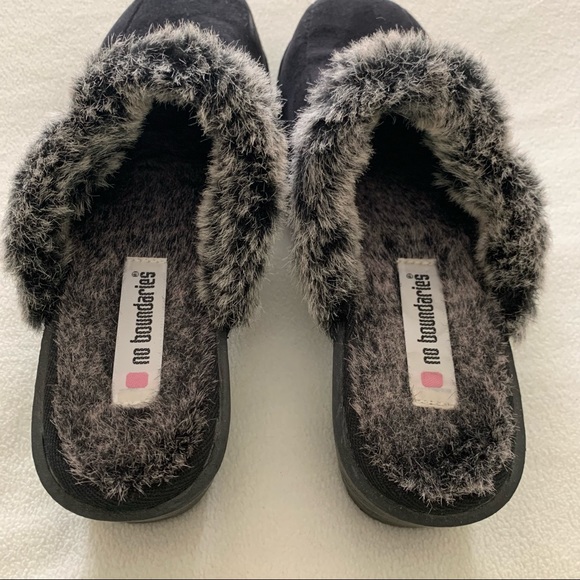 No Boundaries Cute Fuzzy Clogs! Black w/ Gray fur! 9 - Picture 8 of 13